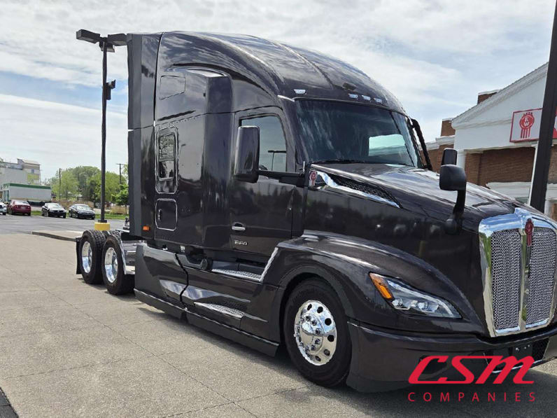 Exterior front passenger side for this 2025 Kenworth T680 (Stock number: SJ131673)Weeee