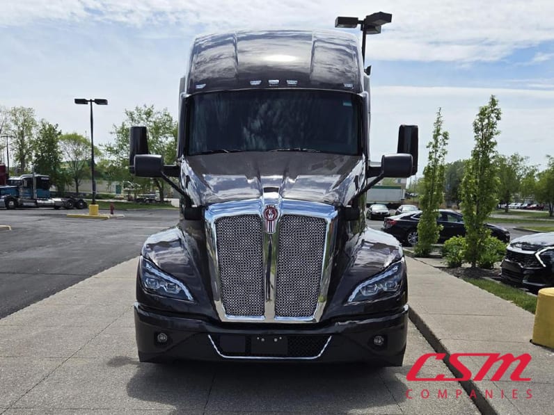 Exterior full front view for this 2025 Kenworth T680 (Stock number: SJ131673)Weeee