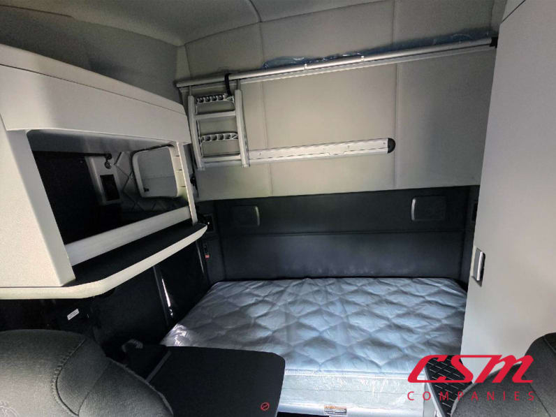 Interior wide sleeper view for this 2025 Kenworth T680 (Stock number: SJ131673)Weeee