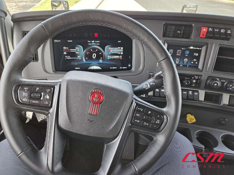 Interior dash for this 2025 Kenworth T680 (Stock number: SJ131674)Weeee