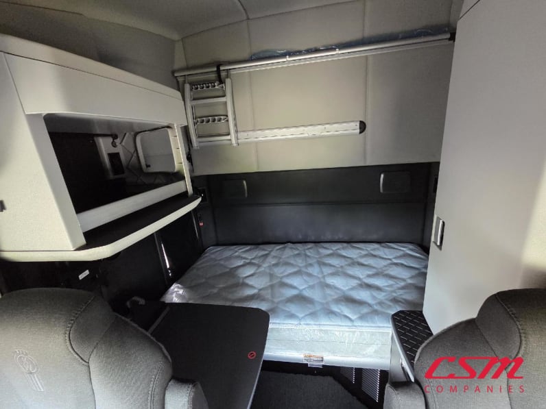 Interior wide sleeper view for this 2025 Kenworth T680 (Stock number: SJ131674)Weeee