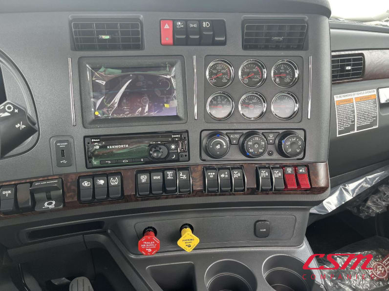 Interior radio and navigation system for this 2025 Kenworth W990 (Stock number: SJ133610)Weeee