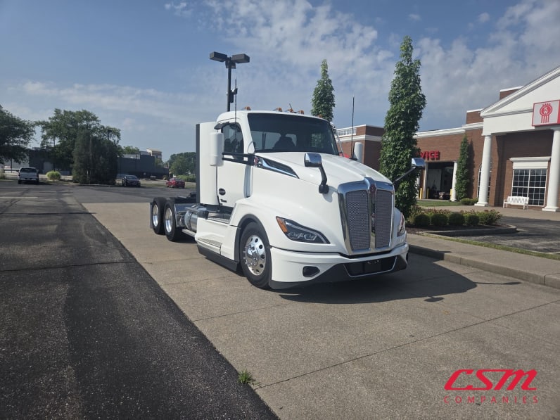 Exterior front passenger side for this 2025 Kenworth T680 (Stock number: SJ133611)Weeee