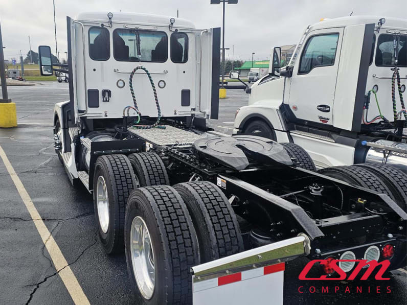 Exterior rear driver side for this 2025 Kenworth T680 (Stock number: SJ133611)Weeee