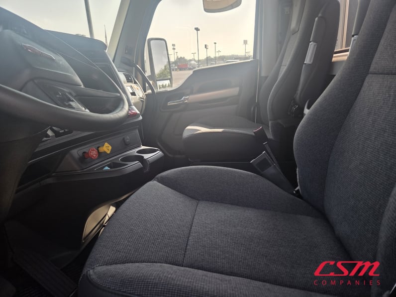 Interior seats for this 2025 Kenworth T680 (Stock number: SJ133611)Weeee