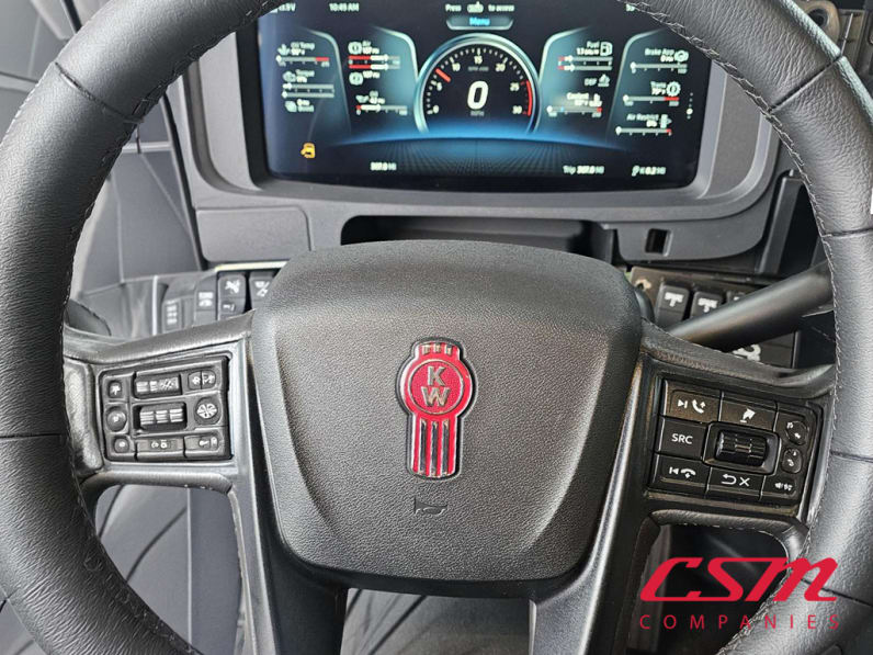 Interior steering wheel for this 2025 Kenworth T680 (Stock number: SJ133611)Weeee