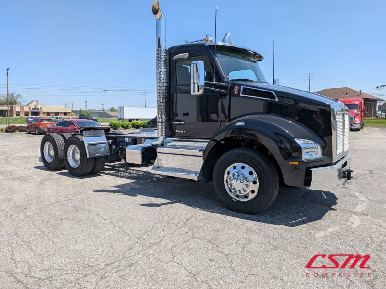 Exterior front passenger side for this 2025 Kenworth T880 (Stock number: SJ133733)Weeee