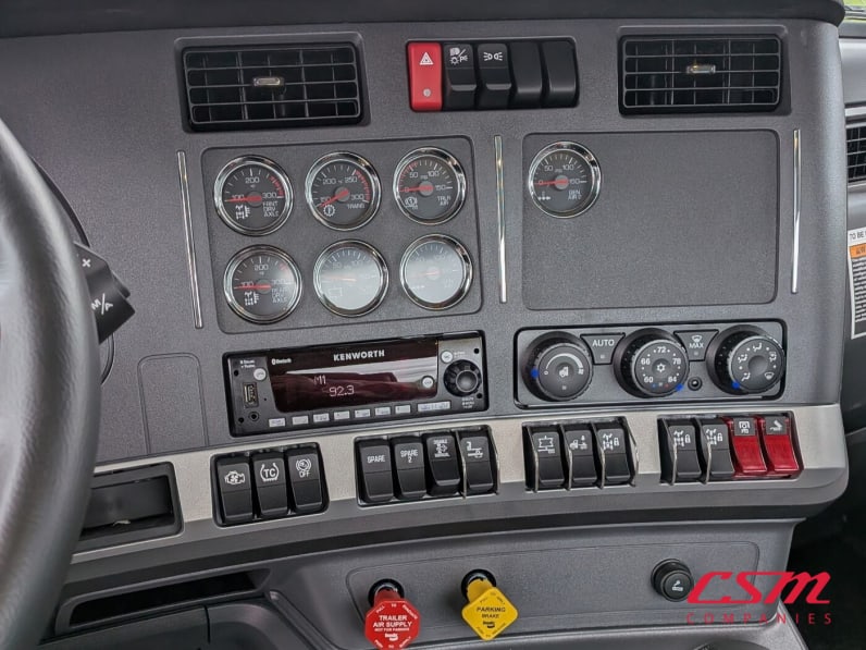 Interior radio and navigation system for this 2025 Kenworth T880 (Stock number: SJ133733)Weeee