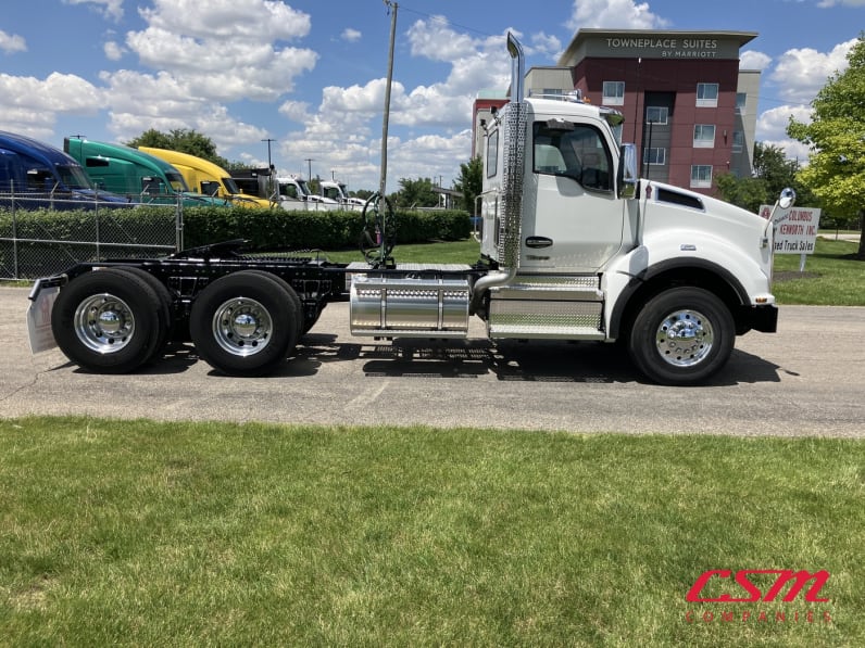 Exterior full passenger side for this 2025 Kenworth T880 (Stock number: SJ134112)Weeee