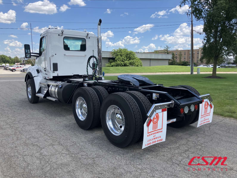 Exterior rear driver side for this 2025 Kenworth T880 (Stock number: SJ134112)Weeee