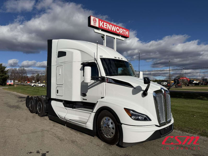 Exterior front passenger side for this 2025 Kenworth T680 (Stock number: SJ137788)Weeee