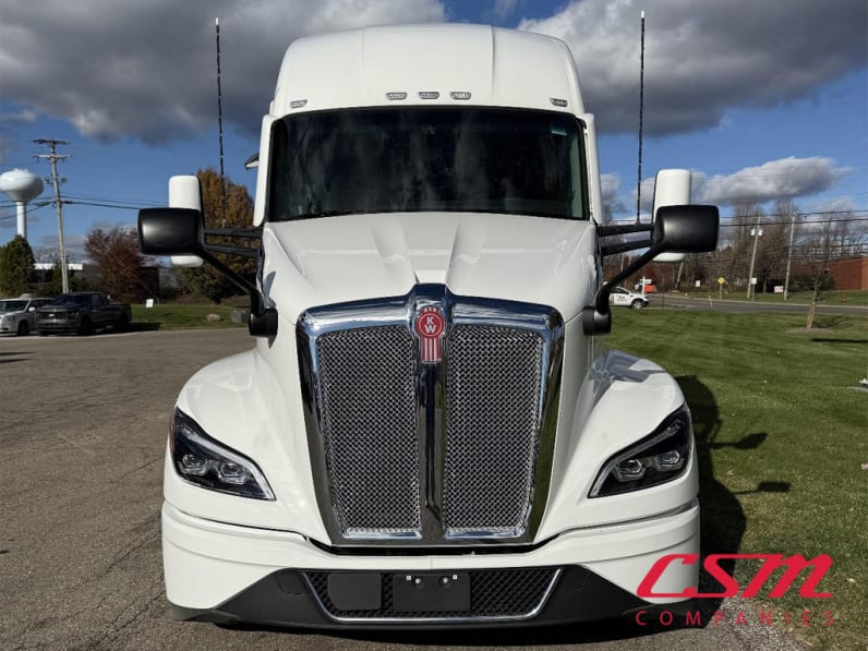 Exterior full front view for this 2025 Kenworth T680 (Stock number: SJ137788)Weeee