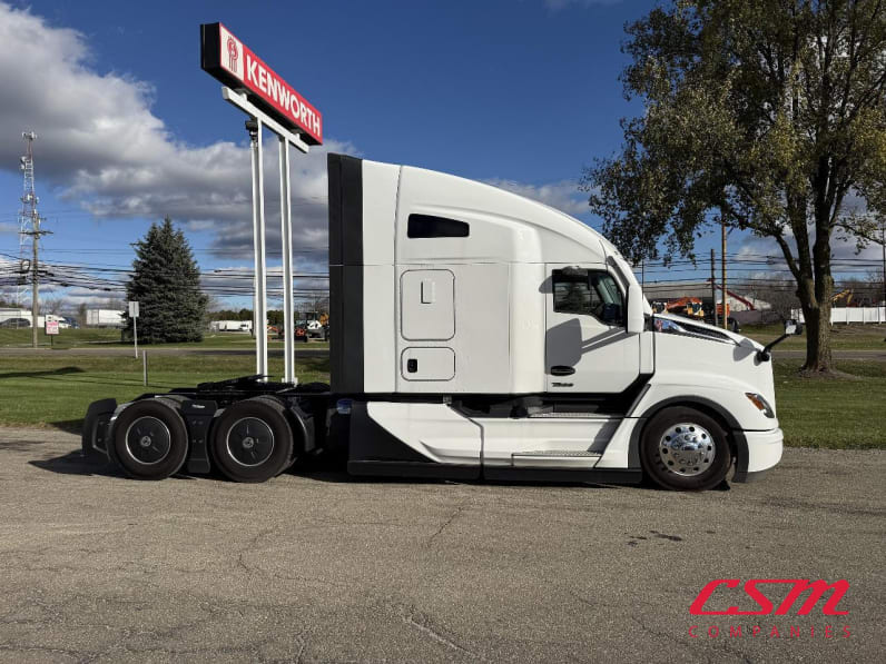 Exterior full passenger side for this 2025 Kenworth T680 (Stock number: SJ137788)Weeee