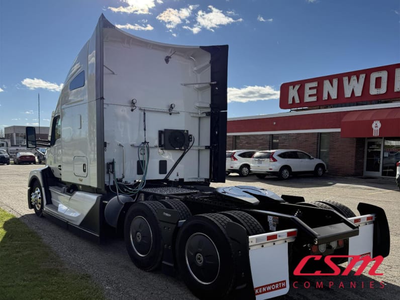 Exterior rear driver side for this 2025 Kenworth T680 (Stock number: SJ137788)Weeee