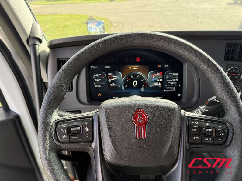 Interior dash for this 2025 Kenworth T680 (Stock number: SJ137788)Weeee