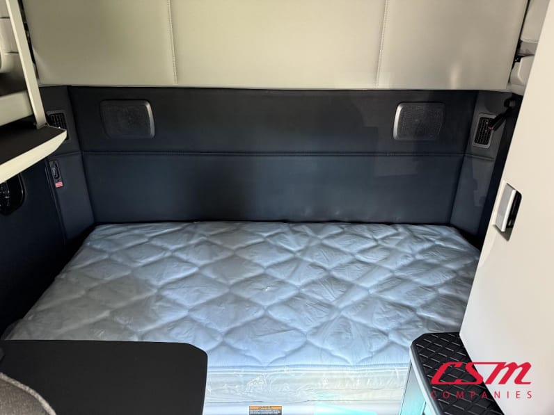 Interior wide sleeper view for this 2025 Kenworth T680 (Stock number: SJ137788)Weeee
