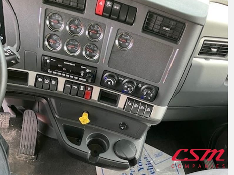 Interior radio and navigation system for this 2025 Kenworth T880 (Stock number: SJ138026)Weeee