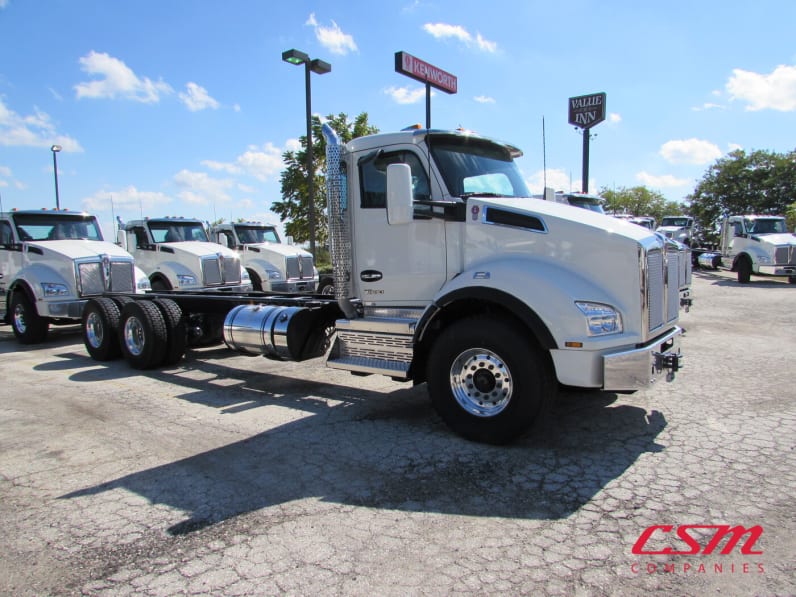 Exterior front passenger side for this 2025 Kenworth T880 (Stock number: SJ140882)