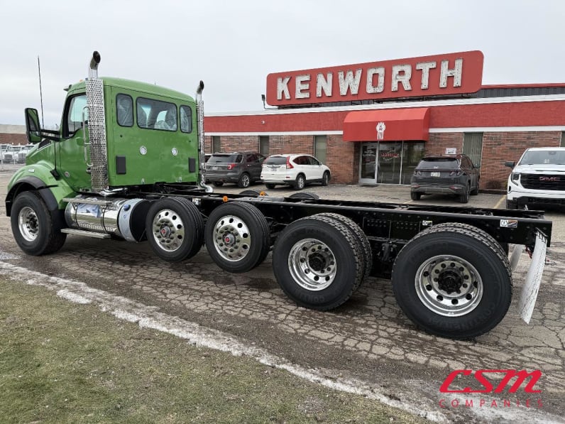 Exterior rear driver side for this 2025 Kenworth T880 (Stock number: SJ169668)Weeee