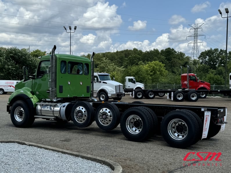 Exterior rear driver side for this 2025 Kenworth T880 (Stock number: SJ169668)Weeee