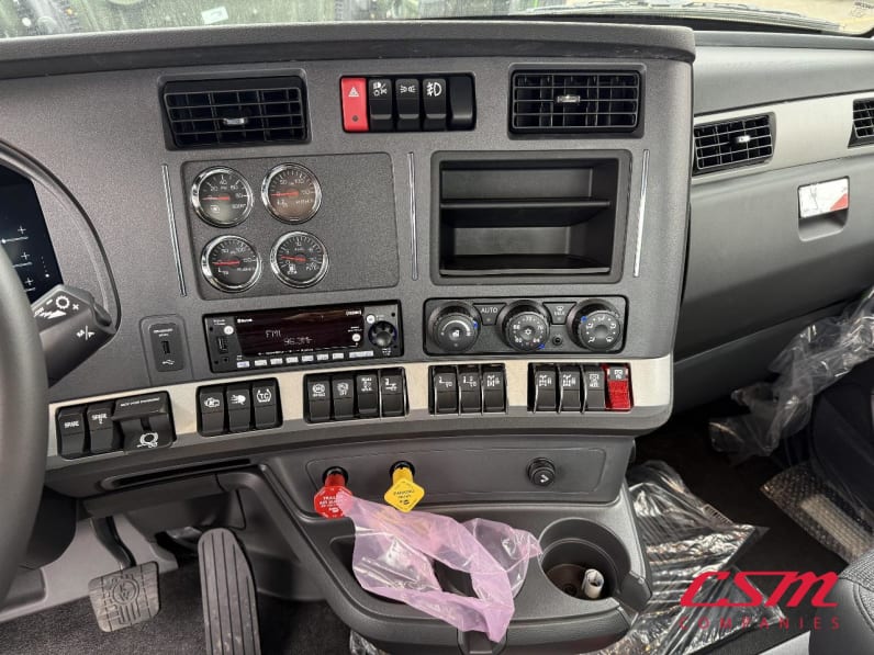 Interior cockpit for this 2025 Kenworth T880 (Stock number: SJ169668)Weeee