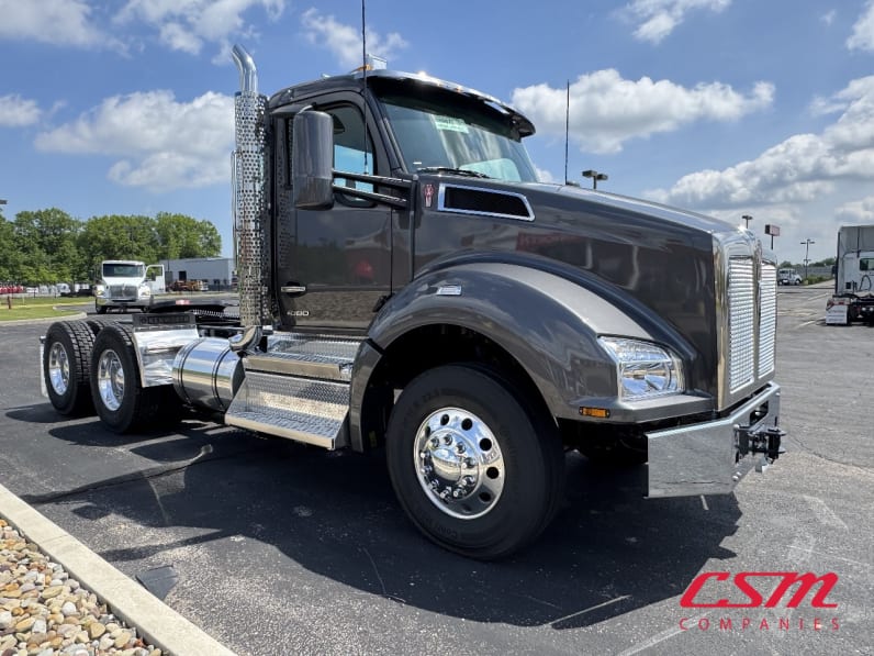 Exterior front passenger side for this 2025 Kenworth T880 (Stock number: SJ169677)Weeee