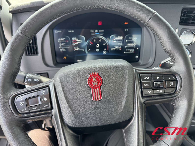 Interior steering wheel for this 2025 Kenworth T880 (Stock number: SJ169678)Weeee