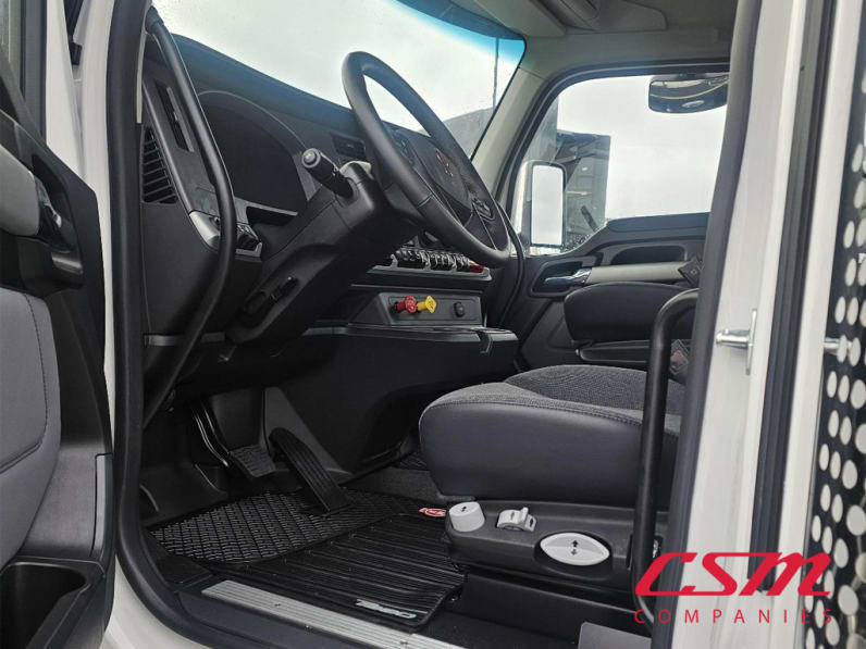 Drivers side door open for this 2025 Kenworth T880 (Stock number: SJ169679)Weeee