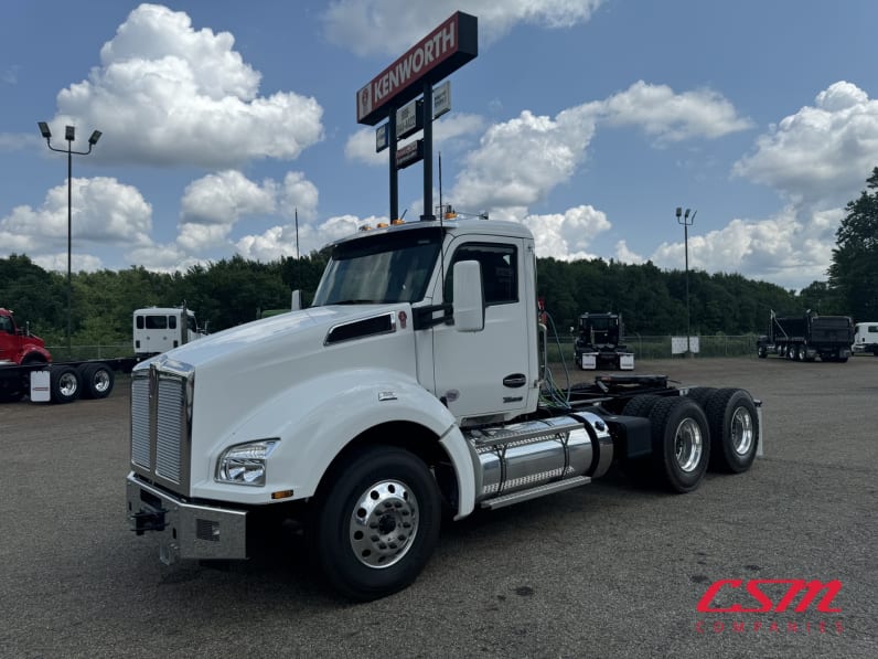 Exterior front drivers side for this 2025 Kenworth T880 (Stock number: SJ169680)Weeee
