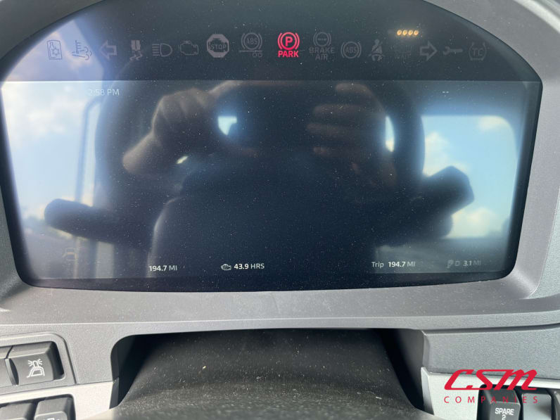Interior dash for this 2025 Kenworth T880 (Stock number: SJ169680)Weeee