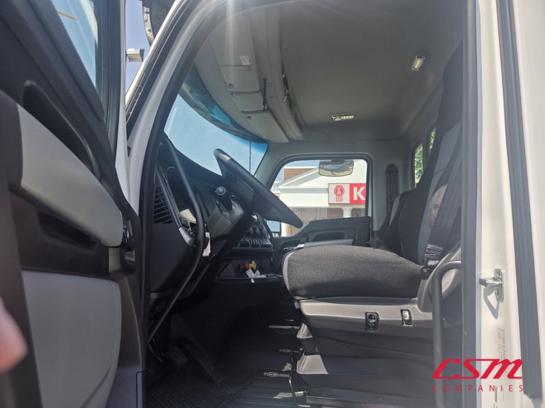 Drivers side door open for this 2025 Kenworth T880 (Stock number: SJ169681)Weeee