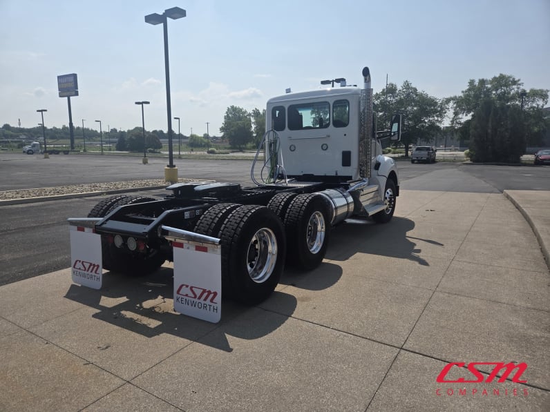 Exterior rear passenger side for this 2025 Kenworth T880 (Stock number: SJ169681)Weeee