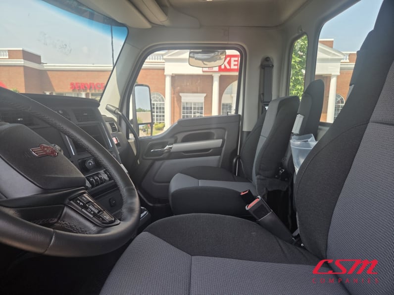 Interior seats for this 2025 Kenworth T880 (Stock number: SJ169681)Weeee