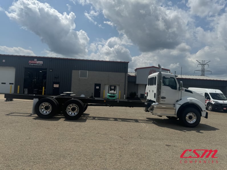 Exterior full passenger side for this 2025 Kenworth T880 (Stock number: SJ169784)Weeee
