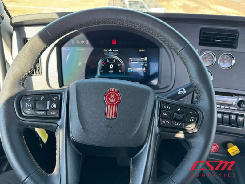 Interior steering wheel for this 2025 Kenworth T880 (Stock number: SJ169784)Weeee