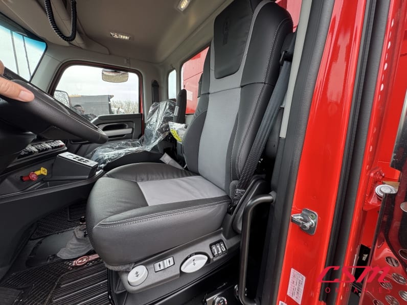 Drivers side door open for this 2025 Kenworth T880 (Stock number: SJ169786)Weeee