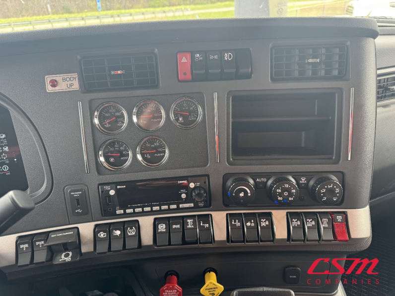 Interior radio and navigation system for this 2025 Kenworth T880 (Stock number: SJ169786)Weeee
