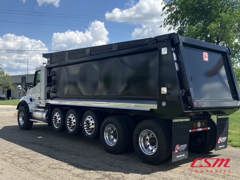 Exterior rear driver side for this 2025 Kenworth T880 (Stock number: SJ170314)Weeee