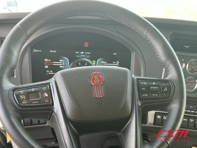 Interior steering wheel for this 2025 Kenworth T880 (Stock number: SJ170314)Weeee