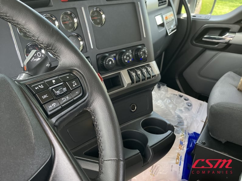 Interior cockpit for this 2025 Kenworth T880 (Stock number: SJ170316)Weeee