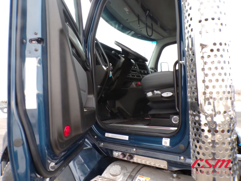 Drivers side door open for this 2025 Kenworth T880 (Stock number: SJ173371)