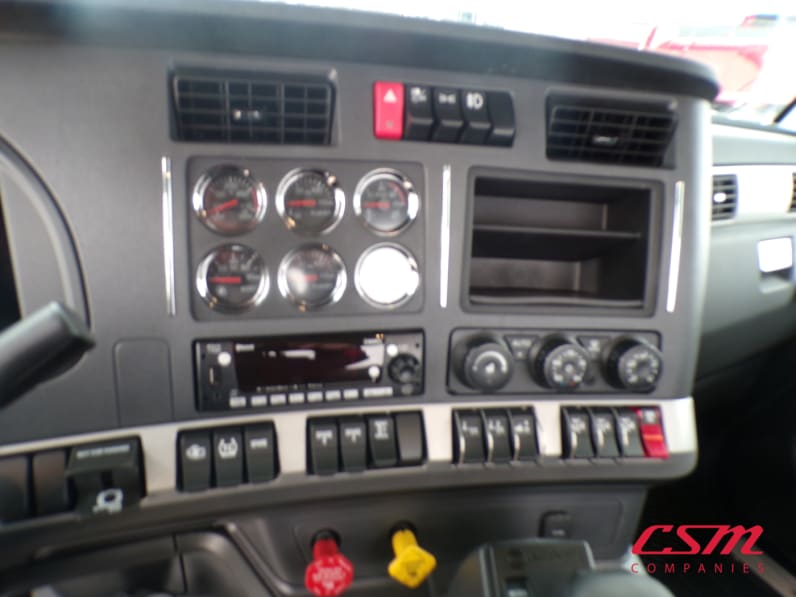 Interior radio and navigation system for this 2025 Kenworth T880 (Stock number: SJ173371)