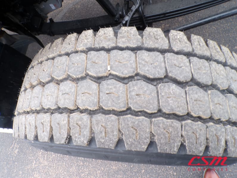 Passenger side front tire tread for this 2025 Kenworth T880 (Stock number: SJ173371)