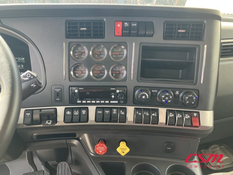 Interior radio and navigation system for this 2025 Kenworth T880 Short Hood (Stock number: SJ173927)Weeee