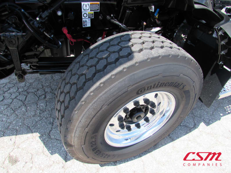 Driver side front tire tread for this 2025 Kenworth T880 Short Hood (Stock number: SJ173928)