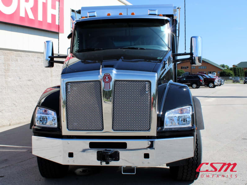 Exterior full front view for this 2025 Kenworth T880 Short Hood (Stock number: SJ173928)