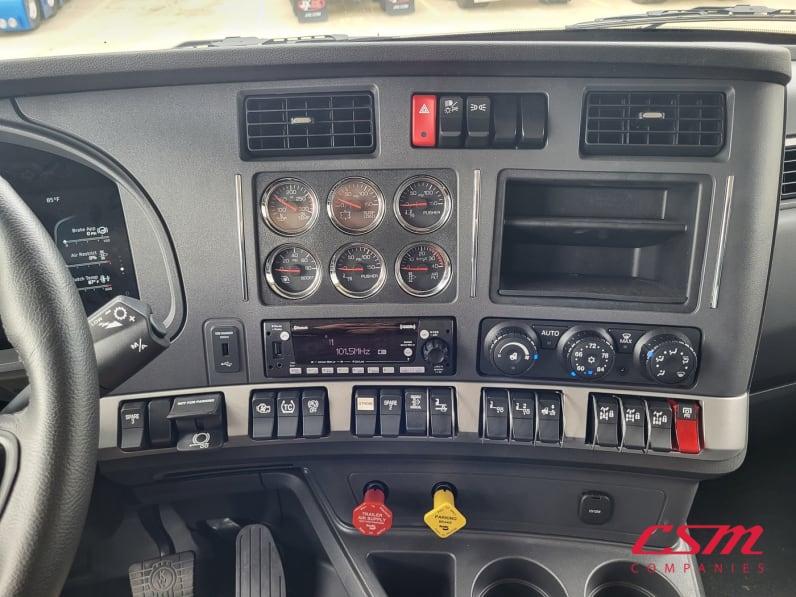 Interior radio and navigation system for this 2025 Kenworth T880 Short Hood (Stock number: SJ173928)Weeee