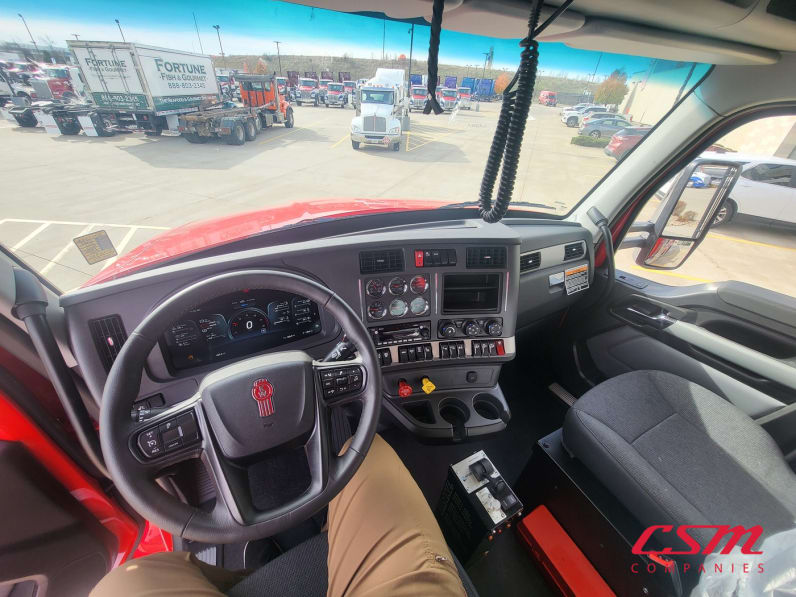 Interior dash for this 2025 Kenworth T880 (Stock number: SJ173930)