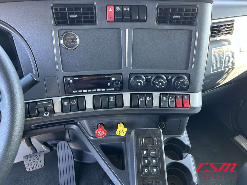 Interior radio and navigation system for this 2025 Kenworth T880 (Stock number: SJ181039)