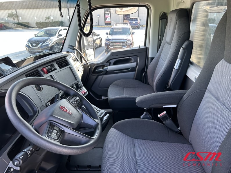 Interior seats for this 2025 Kenworth T880 (Stock number: SJ181039)